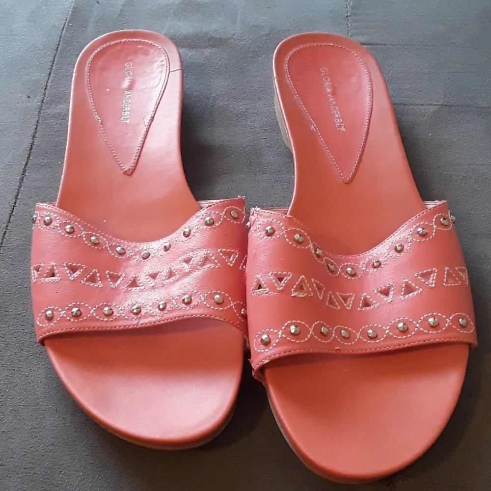 3/$18 NWOT GLORIA VANDERBILT PINK SANDALS